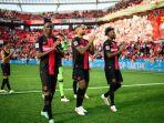Para-pemain-Bayer-Leverkusen-menyapa-pendukungnya-usai-laga.jpg
