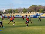 Para-pemain-Gresik-United-menjalani-latihan-di-Stadion-Gelora-Joko-Samudro-jelang-musim-2025-2026.jpg
