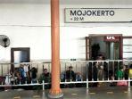 Para-penumpang-Kereta-Api-jarak-jauh-berjubel-di-dalam-kawasan-Stasiun-Mojokerto.jpg