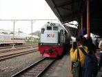 Para-penumpang-kereta-api-yang-naik-dan-turun-melalui-stasiun-di-kawasan-Daop-7-selama-musim-libur.jpg