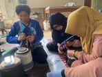Para-penyandang-disabilitas-saat-mengikuti-arahan-pembuatan-Odeng-di-Sanggar-Tegar.jpg