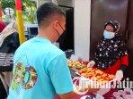 Para-peserta-mencicipi-makanan-khas-Jerman-dalam-acara-Open-House-2022-Wisma-Jerman-di-surabaya.jpg
