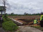 Para-petani-di-Kota-Blitar-usai-mengolah-lahan-di-area-persawahan.jpg