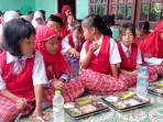 Para-siswa-di-SDN-03-Rejoagung-sedang-menikmati-menu-mbg.jpg
