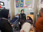 Para-siswi-SMAN-1-Kedungadem-saat-mendapatkan-perawatan-di-Puskesmas-Kedungadem.jpg