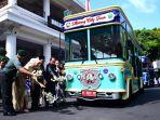 Pasangan-nikah-massal-menaiki-bus-Malang-City-Tour-Macito-untuk-di-arak-berkeliling-Kota-Malang.jpg