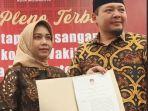 Paslon-nomor-urut-2-Ning-Ita-Cak-Sandi-menerima-BA-penetapan-wali-kota-Mojokerto-terpilih.jpg