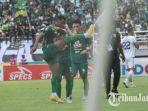 Paulo-Victor-9-menunjukkan-ekspresi-kesal-saat-laga-Persebaya-vs-Persib-Bandung.jpg