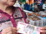 Pedagang-Pasar-Kota-Bojonegoro-saat-menunjukkan-uang-palsu-dari-SI-dan-RJ.jpg