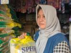 Pedagang-beras-di-Pasar-Sayur-Caruban-menunjukkan-stok-Beras-SPHP.jpg