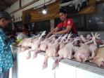 Pedagang-daging-ayam-di-Pasar-Legi-Kota-Blitar-Rina-sedang-melayani-pembeli.jpg