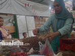 Pedagang-di-Pasar-Baru-Tuban-saat-melayani-pembeli.jpg