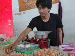 Pedagang-telur-ayam-di-Pasar-Pon-Kota-Blitar-jelang-Ramadan.jpg