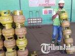 Pekerja-di-agen-gas-elpiji-3-kilogram-pindahkan-gas-melon-ilustrasi-gas-elpiji.jpg