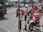 Pekerja-membongkar-taman-pembatas-jalan-di-Jl-Merdeka-Kota-Blitar.jpg