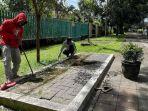 Pekerja-menyelesaikan-pengerjaan-pengambilan-kursi-di-jalan-Ijen-Kota-Malang.jpg