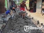 Pekerja-sedang-membangun-tempat-penampungan-sementara-di-sisi-timur-pasar-untuk-relokasi.jpg