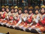 Pelajar-SMAN-15-Surabaya-tampilkan-Tari-Saman-di-acara-Fazzio-Youth-Project.jpg