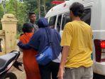 Pelaku-Rohani-saat-akan-dibawa-ke-rumah-sakit-poli-jiwa-dengan-diangkut-menaiki-Mobil.jpg