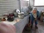 Pelaku-UMKM-di-Banyuwangi-beraktivitas-Mereka-mengeluhkan-naiknya-harga-elpiji.jpg