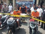 Pelaku-curanmor-beserta-barang-bukti-saat-ditunjukkan-dalam-konferensi-pers.jpg