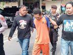 Pelaku-mutilasi-Eko-Fitrianto-diborgol-dan-menggunakan-baju-tahanan.jpg