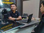 Pelaku-pencurian-TV-di-Puskesmas-Kotaanyar-saat-diperiksa-di-ruangan-Satreskrim-Polres-Probolinggo.jpg
