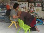 Pelaku-pencurian-beras-berinisial-MG-saat-meminta-maaf-ke-korban-dalam.jpg