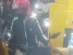 Pelaku-saat-membawa-kabur-sepeda-motor-korban-dari-parkiran-BG-Junction-Surabaya.jpg
