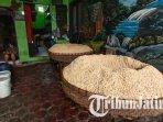 Pelaku-usaha-tempe-dan-olahannya-di-Sanan-Kota-Malang-mengurangi-tingkat-produksi-harian.jpg