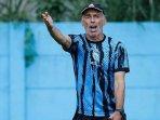 Pelatih-Arema-FC-Fernando-Valente-saat-memberikan-instruksi-dalam-sesi-latihan-di-Arema-FC.jpg