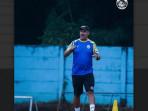 Pelatih-Arema-FC-Marcos-Santos-saat-memberikan-instruksi.jpg