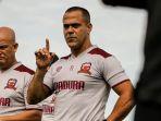 Pelatih-Madura-United-Fabio-Araujo-Lefundes-Fabio-saat-memimpin-latihan-tim.jpg