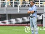 Pelatih-Persebaya-Surabaya-Aji-Santoso-saat-pertandingan-Persebaya-vs-Barito-Putera1.jpg