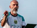 Pelatih-Persebaya-Surabaya-Eduardo-Perez-memimpin-latihan-tim-sambut-laga-lawan-PSM-Makassar.jpg