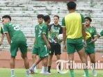 Pelatih-Persebaya-Surabaya-Paul-Munster-saat-memimpin-latihan-tim-di-surabaya.jpg