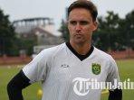 Pelatih-Persebaya-SurabayaPaul-Munster-memimpin-latihan-tim-di-Lapangan-Thor-Surabaya-setelah-libur.jpg