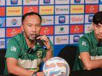 Pelatih-karteker-Persebaya-Uston-Nawawi-saat-jumpa-pers-jelang-hadapi-Persis-Solo.jpg