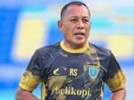 Pelatih-karteker-Persela-Ragil-Sudirman-yang-sukses-memetik-tiga-kemenangan-beruntun.jpg