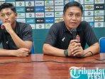 Pelatih-kiper-Persijap-Jepara-Iman-Suherman-memberikan-keterangan-di-Stadion-Gelora-Joko-Samudro.jpg