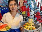 Pelayan-menyajikan-menu-spesial-Imlek-2025-kepada-tamu-hotel-Ascent-Hotel-Cafe-Malang.jpg