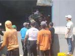 Pemadam-Kebakaran-saat-Mencoba-Memadamkan-Api-yang-Melahap-Pabrik-Olahan-Ayam.jpg