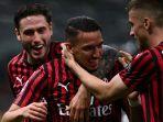 Pemain-AC-Milan-Ismael-Bennacer-merayakan-gol-bersama-Davide-Calabria-dan-Alexis-Saelemaeker.jpg