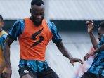 Pemain-Arema-FC-Charles-Lokolingoy-saat-berduel-dengan-Samuel-Balinsa-dalam-sesi-latihan-tim.jpg