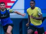 Pemain-Arema-FC-Ian-Puleio-dan-Matheus-Blade-saat-menjalani-latihan-2025.jpg