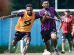 Pemain-Arema-FC-Samuel-Balinsa-dan-Rifad-Marasabessy-berebut-bola-dalam-sesi-latihan-tim-Arema-FC.jpg