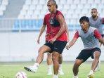 Pemain-Arema-FC-Wiliam-Marcilio-saat-dibayangi-oleh-Aswin-saat-latihan-arema-fc-1.jpg