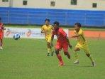 Pemain-Arema-Indonesia-berduel-dengan-pemain-Perseta-1970-dalam-lanjutan-kompetisi-Liga-3-Jatim.jpg