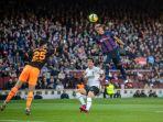 Pemain-Barcelona-Raphinha-menyundul-bola-ke-gawang-Valencia.jpg