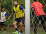 Pemain-Borneo-FC-Diego-Michiels-jalani-latihan-tim.jpg